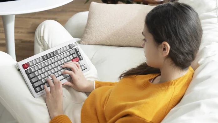 OnePlus Featuring Keyboard 81 Pro - comfy typing.jpg