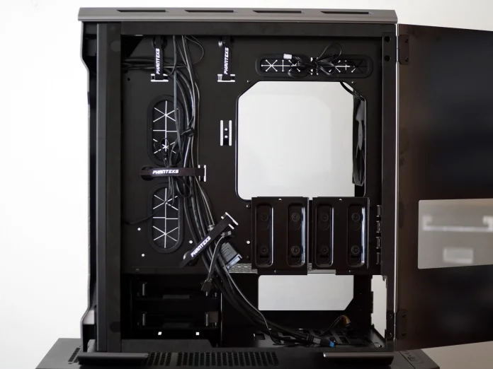 evolv-matx-tg-cable-management-behind-motherboard-tray.jpg