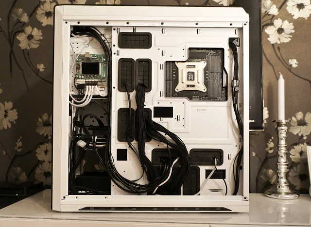 NZXT Switch 810 - Cold as Ice