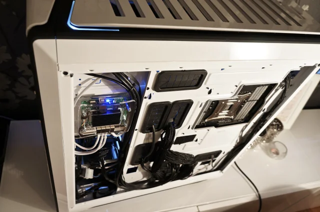 NZXT Switch 810 - Cold as Ice