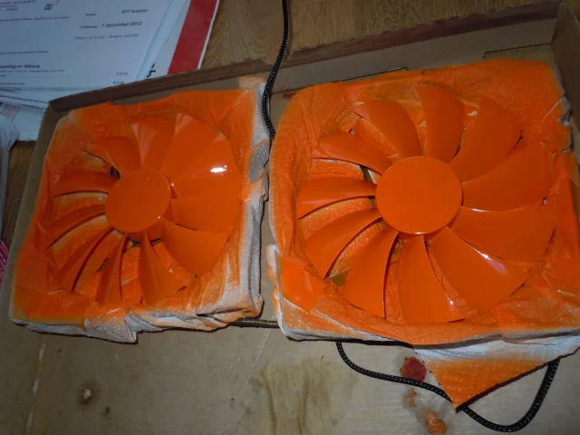 Vattenkylt datorbygge, Tema svart/orange/vit