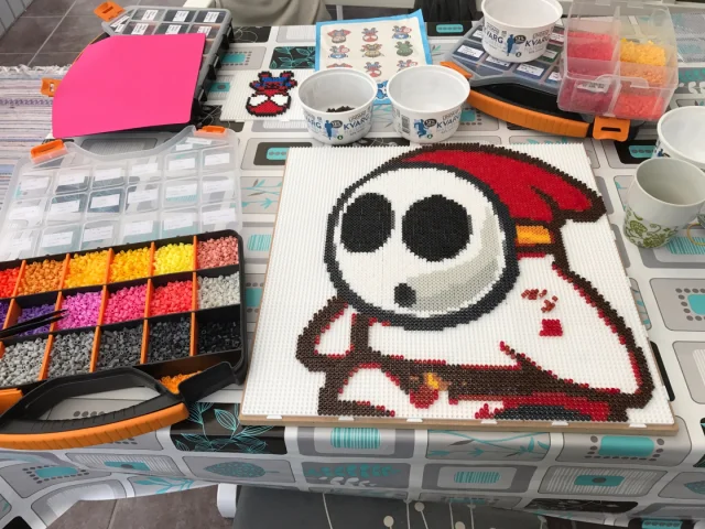Pixel Art - Shy Guy (Mario) på tavla i trä