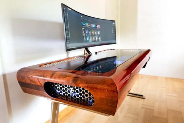 Mahogany Desk av Husky Bongs/Khezan