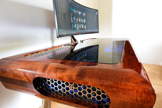 Mahogany Desk av Husky Bongs/Khezan