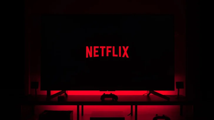 Korta reklampauser och halverat pris uppges gälla Netflix reklamabonnemang