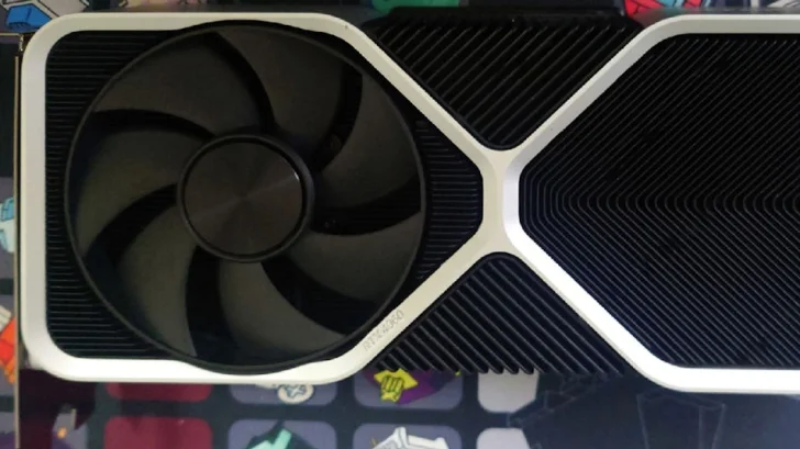 Nvidia Geforce RTX 4060 fastnar på bild