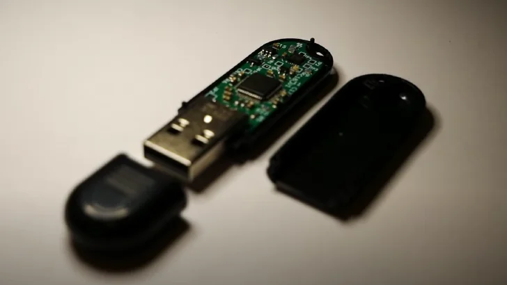 Youtuber skapar självförstörande USB-minne
