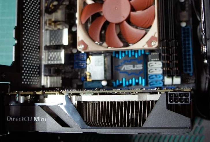 Asus Geforce GTX 670 DirectCU Mini på bild