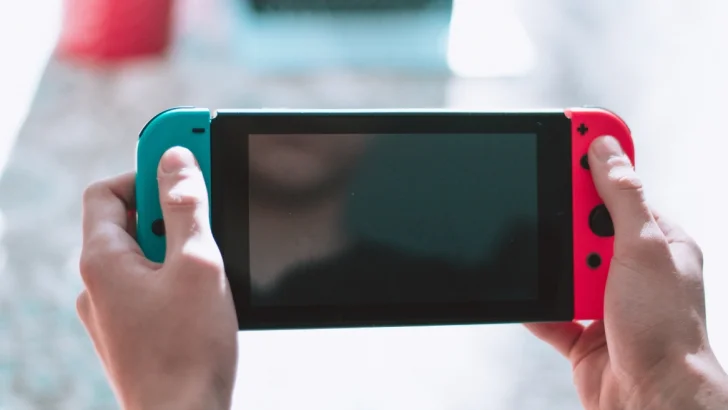 Nintendo Switch Pro prislistas hos fransk återförsäljare
