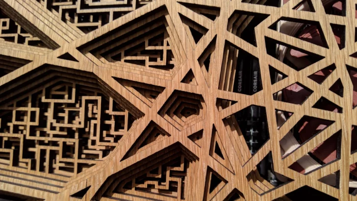 SFX-bygge med sidopaneler i plywood tar hem Månadens Galleri