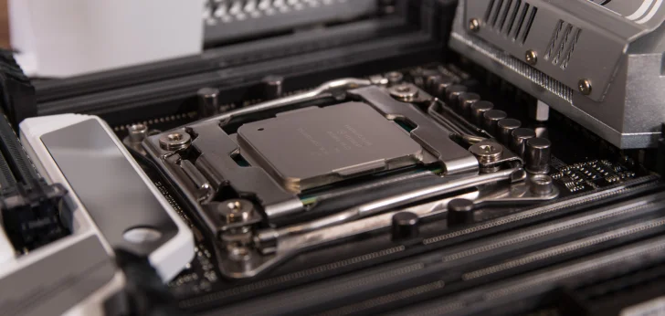 Intel-processor med ny arkitektur hittar ut i prestandadatabas