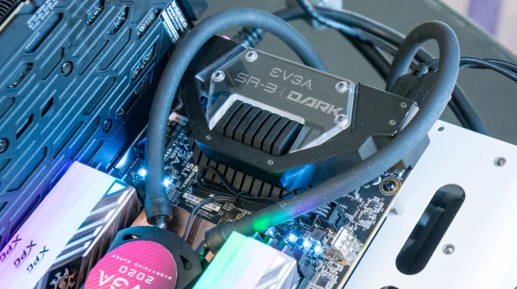 EVGA lanserar SR-3 Dark för Intels 28-kärniga Xeon W-3175X