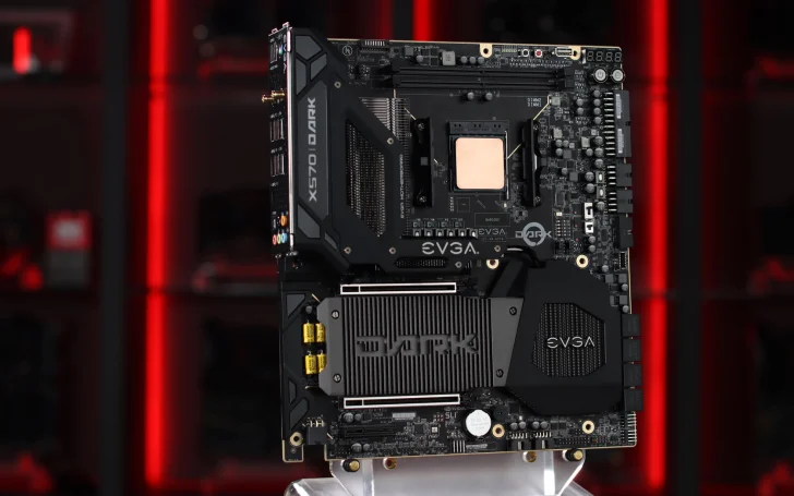 EVGA:s första AMD-moderkort X570 Dark poserar framför kameran