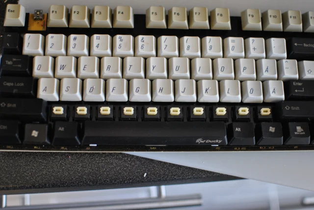 Ducky goes Apple extended II keyboard.