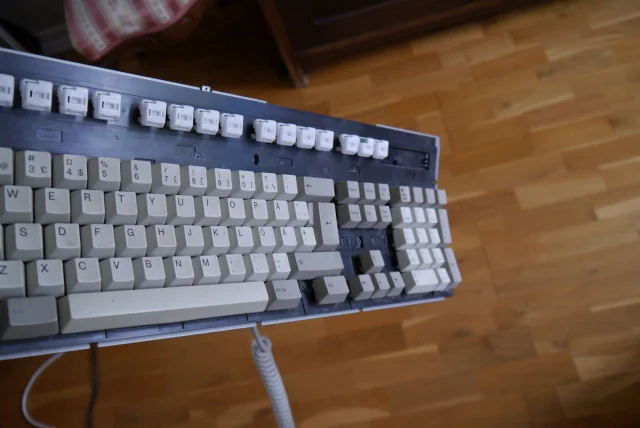 Äldre tangentbord får nytt yttre och en ps2-kontakt